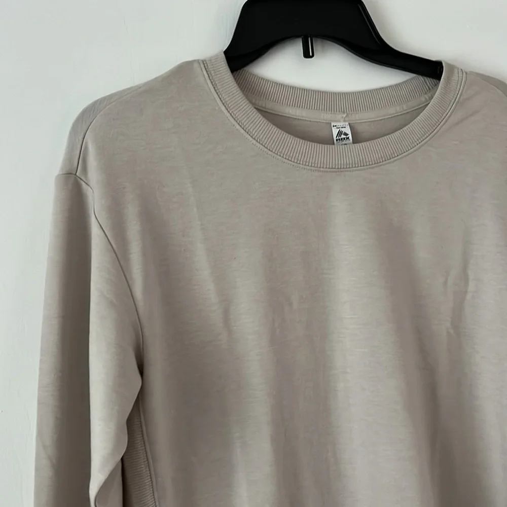 NWT Soft Rounded Hem Tee with Thumb Holes - Picture 7 of 13